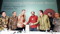 Komisaris Utama Indosat Ooredoo, Waleed Mohamed Ebrahim Alsayed (dua dari kanan) berbincang dengan Komisaris Indosat Ooredoo, Chris Kanter (kanan), Komisaris Independen, Elisa Lumbantoruan (dua dari kanan), Direktur Utama Indosat Ooredoo, Ahmad Abdulaziz A A Al-Neama (tiga dari kiri) dan Direktur Independen, Irsyad Sahroni (paling kiri) seusai RUPS LB di Jakarta (1/8).