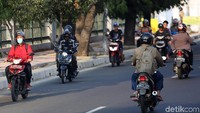 Selain melawan arus, ada pula pengendara motor yang nekat berkendara tanpa mengenakan alat keselamatan seperti helm.