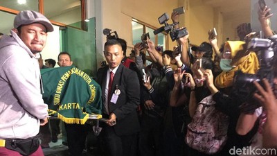 Tangis Isa Bajaj Melepas Jenazah Agung Hercules