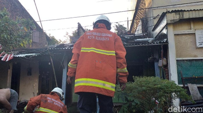 Ditinggal Salat, Rumah Semi Permanen di Surabaya Ludes Terbakar