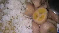 Karena mati lampu, orang ini yang semula mau ambil sayur jadi salah ambil kolak untuk nasinya. Foto: Istimewa