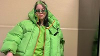 Billie Eilish memiliki penampilan yang berbeda dengan gadis di usianya. Jika biasanya mereka tampil terbuka, Billie justru memilih tertutup. Foto: Dok. Instagram/billieeilish