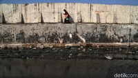 Kondisi tanggul laut yang mulai retak dan bocor itu pun membuat warga khawatir tanggul tersebut akan jebol jika tak mendapat perhatian untuk ditangani lebih lanjut.