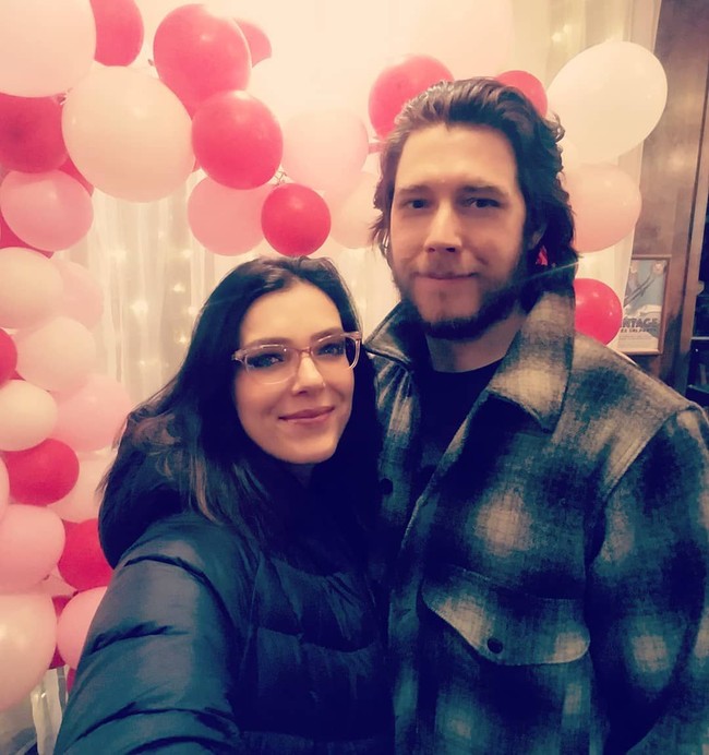 Kini, Adrianne menjalani kehidupan sederhananya bersama sang suami Matthew Rhode yang merupakan pengisi suara di iklan, TV maupun film. Mereka menikah pada 2018 silam. Ini menjadi pernikahan kedua bagi Adrianne. (Foto: Instagram)