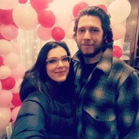 Kini, Adrianne menjalani kehidupan sederhananya bersama sang suami Matthew Rhode yang merupakan pengisi suara di iklan, TV maupun film. Mereka menikah pada 2018 silam. Ini menjadi pernikahan kedua bagi Adrianne. (Foto: Instagram)