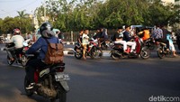Tak sedikit pula ditemui pengendara motor yang nekat melawan arus tak mengenakan alat keselamatan dalam berkendara, seperti helm.
