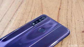Ada tiga kamera di bagian belakangnya dan sensor sidik jari. Foto: Adi Fida Rahman/detikINET