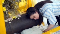 Konon katanya, sering terdengar suara misterius dari lubang api meriam. Karena penasaran, kami pun mencoba, tapi tidak terdengar apa-apa. (Wahyu Setyo/detikcom)