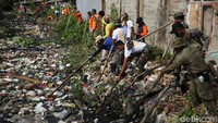 Sampah itu dibersihkan karena memenuhi permukaan sungai hingga sepanjang 1,5 kilometer (km).