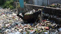 Kali Bahagia didominasi sampah plastik sebesar 60 persen, sementara sisanya lumpur. Alat berat pun dikerahkan untuk membersihkannya.