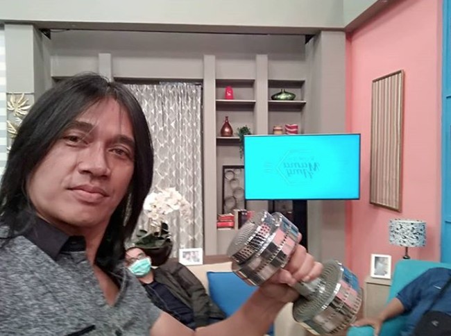 Pria yang identik dengan barbel ini meraih popularitas setelah merilis single Astuti pada 2003. Ternyata sebelumnya, Agung yang meninggal pada usia 51 tahun itu mengawali kariernya lewat peran Milky Man di sinetron Saras 008.  Foto: Dok. Instagram/agunghercules88