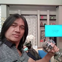 Pria yang identik dengan barbel ini meraih popularitas setelah merilis single Astuti pada 2003. Ternyata sebelumnya, Agung yang meninggal pada usia 51 tahun itu mengawali kariernya lewat peran Milky Man di sinetron Saras 008.  Foto: Dok. Instagram/agunghercules88