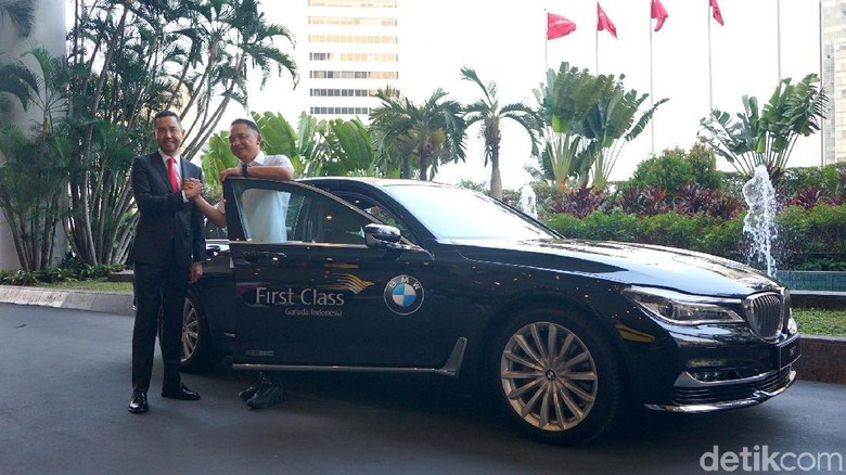 BMW Seri 7 yang akan dipakai mengantar penumpang First Class Garuda Foto: BMW BMW Seri 7 yang akan dipakai mengantar penumpang First Class Garuda Foto: BMW