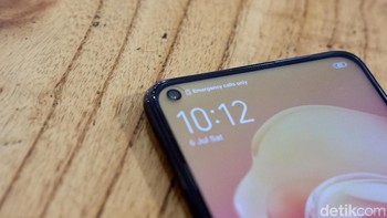 Kamera depannya di layar, ukurannya 32 MP. Foto: Adi Fida Rahman/detikINET