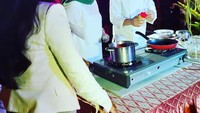 Disandingkan dengan Chef Chandra, begini gaya Ade yang hendak masak. Kira-kira mereka masak apa ya? Foto: Instagram ademunawarohyasin