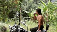 Pun salah satu yang cukup menggelitik saat di chanel Youtube-nya Agung Hercules menempuh perjalanan Sidoarjo-Jakarta hanya menggunakan singlet. 