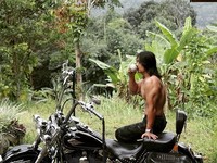 Berita Populer: Isi Bensin Tak Usah Goyang Mobil, Gojek Pakai Motor Listrik