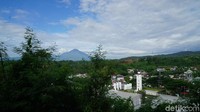 Dari sini, kamu bisa melihat perumahan dan Gunung Klabat yang menjulang tinggi. (Syanti/detikcom)