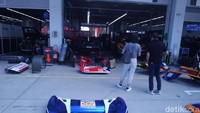 Kesibukan yang terekam di pit Korea International Circuit, Yeongam. Balapan Blancpain GT World Challenge Asia 2019 berlangsung 2-4 Agustus 2019.