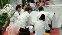 Jokowi saat ikut membatik
