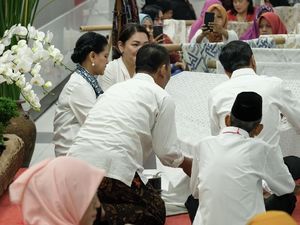 Video: Sambut Bulan Kemerdekaan, Jokowi Membatik di Stasiun MRT