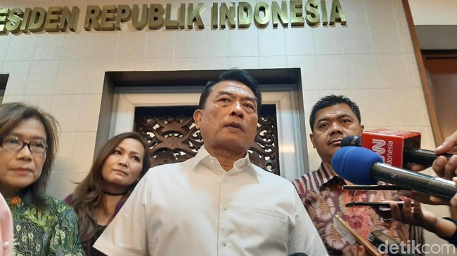 Tak Dampingi Jokowi ke PLN, Rini Naik Haji