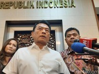 Tak Dampingi Jokowi ke PLN, Rini Naik Haji