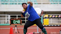 Atlet tolak peluru asal Jawa Barat Eki Febri Ekawati tengah melakukan lemparan dalam ajang Kejurnas Atletik 2019.