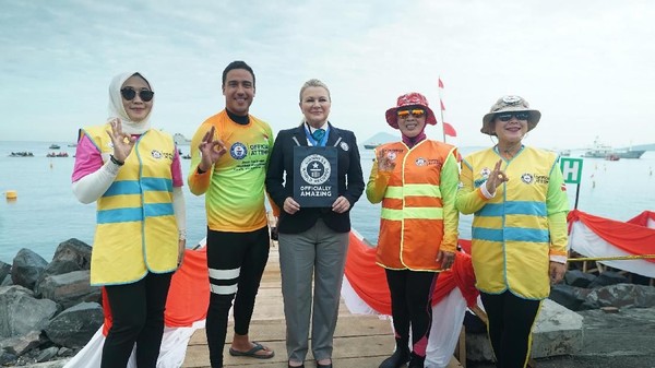 Tri Tito Karnavian selaku Ketua WASI siap menerima sertifikat Guinness World Record. Guinness menyatakan rekor telah sah terpecahkan di Manado (dok WASI)