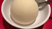 Bukan bola, tapi foto yang satu ini ternyata scoop es krim dengan bentuk sempurna. Wah, mirip sekali dengan bola ya? Foto: Buzzfeed