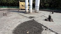 Kawasan monumen juga terlihat kotor dan tercium bau tak sedap.