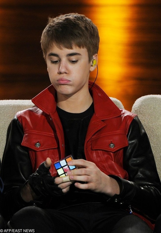 Tidak semua orang bisa menyelesaikan kubus Rubik. Bahkan sampai sekarang hanya segelintir orang yang mampu melakukannya. Justin Bieber adalah salah satunya. Foto: AFP