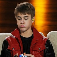 Tidak semua orang bisa menyelesaikan kubus Rubik. Bahkan sampai sekarang hanya segelintir orang yang mampu melakukannya. Justin Bieber adalah salah satunya. Foto: AFP