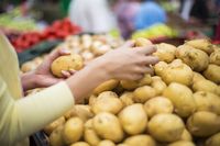 Terulang Lagi! Aksi Wanita Kencingi Kentang di Supermarket