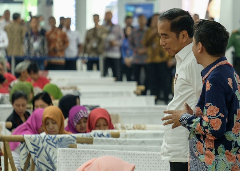 Sambut Bulan Kemerdekaan, Jokowi Ikut Membatik di Stasiun MRT Sambut Bulan Kemerdekaan, Jokowi Ikut Membatik di Stasiun MRT