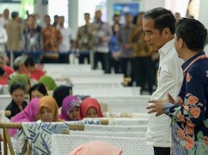 Sambut Bulan Kemerdekaan, Jokowi Ikut Membatik di Stasiun MRT
