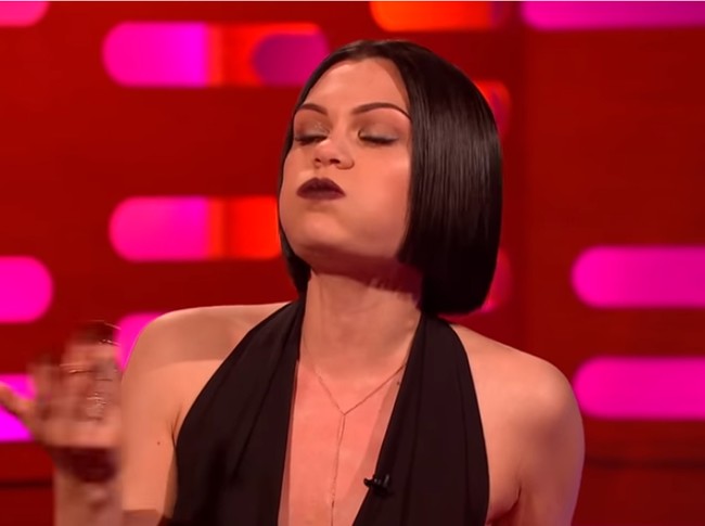 Jessie J bisa bernyanyi dengan mulut tertutup. Bakatnya itu pernah dia tunjukkan di The Graham Norton Show saat menyanyikan lagu Bang Bang. Foto: Istimewa