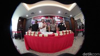 Karopenmas Mabes Polri Brigjen Dedi Prasetyo dan Direktur IV Tindak Pidana Narkotika Bareskrim Polri Brigjen Eko Daniyanto dan Direktur penindakan Bea & Cukai Eko Darmono menunjukan barang bukti saat rilis pengungkapan peredaran narkotika jenis sabu jaringan internasional Malaysia-Indonesia.