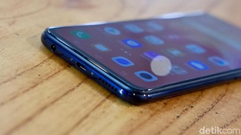 Bagian bawah ada port microUSB, jack audio 3,5 mm dan speaker. Foto: Adi Fida Rahman/detikINET