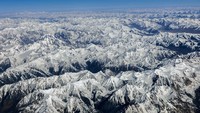 KKH adalah jalan berlanskap indah sekaligus berbahaya. Wisatawan bisa melihat puncak-puncak Pegunungan Himalaya, berdiri megah di kejauhan. (iStock)