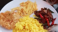 Wah, Ade menyarankan followersnya untuk sarapan nasi kuning nih. Katanya supaya punya energi khusus kalau mau datang ke acara undangan mantan. Duh, ada-ada saja! Foto: Instagram ademunawarohyasin