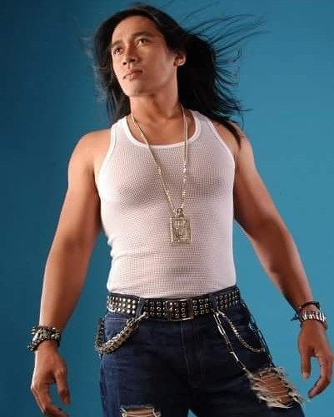 Dalam mengisi berbagai acara televisi, Agung Hercules yang berasal dari Malang ini juga kerap memakai celana jeans dan kaos singlet yang memperlihatkan tubuh kekarnya. Agung juga memiliki gaya rambut khas gondrong belah tengah. Foto: Instagram @agunghercules88