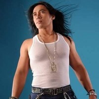Dalam mengisi berbagai acara televisi, Agung Hercules yang berasal dari Malang ini juga kerap memakai celana jeans dan kaos singlet yang memperlihatkan tubuh kekarnya. Agung juga memiliki gaya rambut khas gondrong belah tengah. Foto: Instagram @agunghercules88