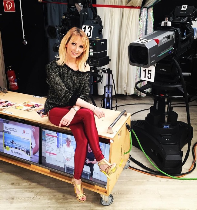 Tangan harus punya garis yang lurus, tidak ada luka, tidak ada noda, tidak ada jari yang bengkok, tidak ada jari yang tergores, tidak ada ujung kuku yang gompal, dan tangan yang proporsinya sangat bagus. Kamu harus punya tangan yang sangat cantik, aku ingin tangan yang cantik, kamu harus punya kemampuan untuk berlatih, ujarnya. Foto: Instagram @ninataylorofficial