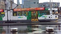 Trem di Kota Melbourne selalu populer dan terkadang padat penumpang di jam-jam tertentu. Trem di pusat kota bisa dinaiki gratis di area Melbourne’s Free Tram Zone. (Rahmayoga/detikcom)