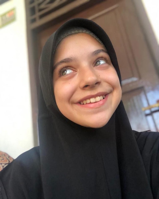 Warna hijab hitam sepertinya menjadi andalan sehari-hari Isabel Azhari. Seperti gayanya saat selfie ini, Isabel yang masih remaja ini memilih bergo hitam. Foto: dok. instagram @isabel.azhari