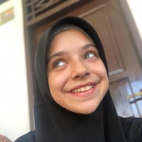 Warna hijab hitam sepertinya menjadi andalan sehari-hari Isabel Azhari. Seperti gayanya saat selfie ini, Isabel yang masih remaja ini memilih bergo hitam. Foto: dok. instagram @isabel.azhari