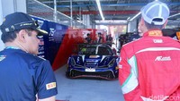 Kesibukan pit nomor 20 di Korea International Circuit kian menjadi menjelang sesi latihan bebas pertama, Jumat (2/8/2019), siang waktu setempat.
