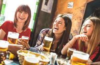 Sekelompok wanita Irlandia sedang menikmati bir (iStock)
