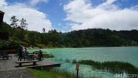 Kamu bisa menikmati keindahan danau dengan bersantai di restoran yang langsung berhadapan dengan danau. (Syanti/detikcom)